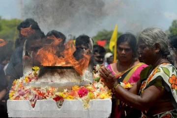 Des femmes tamoules sri-lankaises participent à une cérémonie à Mullaivaukkal près de Jaffna le 18 mai 2019