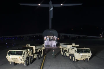 Les premiers éléments du bouclier antimissile américain THAAD sont déchargés sur Osan Air Base, base de l'US Air Force en Corée du Sud près de la ville d'Osan, le 6 mars 2017