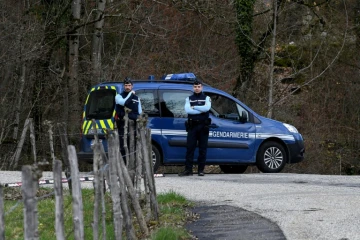 Des gendarmes bloquent le col de Marocaz près de Cruet le 29 mars 2018 alors que Nordahl Lelandais, qui est soupçonné d'avoir assassiné le caporal Arthur Noyer, est transporté par les enquêteurs sur le site où les restes de la victime ont été retrouvés