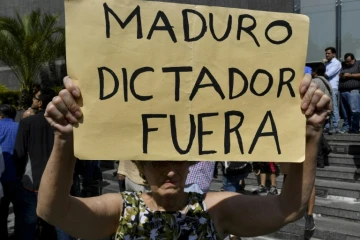 Un militant anti-gouvernemental appelle au départ de Maduro lors d'une réunion à Caracas, le 11 janvier 2019