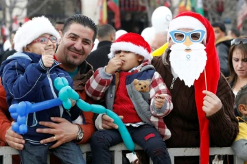Des Palestiniens assistent place de la Mangeoire à la parade des scouts, le 24 décembre 2016 à Bethléem, dans les Territoires palestiniens