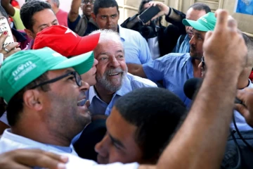 L'ancien président du Brésil Luiz Inacio Lula da Silva (c) pose à Feira de Sanatana avec des partisans lors de sa tournée "Lula pour le Brésil", qui le mènera dans 20 villes du nord-est pauvre du pays, le 19 août 2017