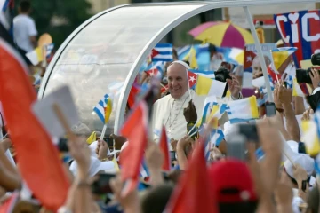 Le pape François arrive sur la place de la Révolution à La Havane, le 20 septembre 2015