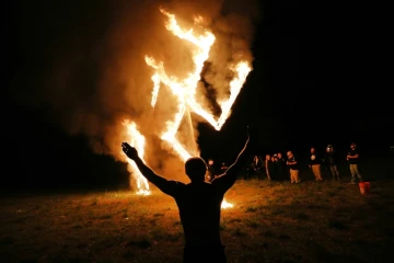 Des nénonazis brûlent une croix gammée lors d'un rassemblement à Draketown, en Géorgie, le 21 avril 2018
