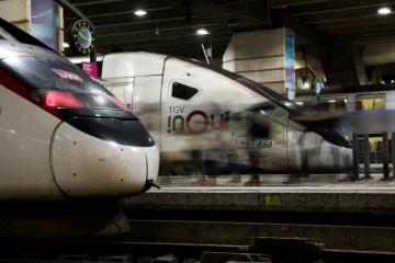 Des voyageurs sur le point d'embarquer à la gare Montparnasse, le 16 février 2024 