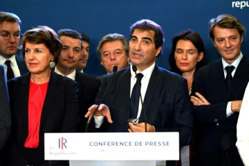 Le président des  Republicains (LR) Christian Jacob entouré d'autres membres du parti dont François Baroin (d) lors d'une réunion à Paris, le 23 octobre 2019