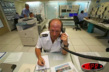 Mardi 13 février 2007 -

Le CROSS Réunion établit quotidiennement une liaison téléphonique avec Maud Fontenoy. La navigatrice a démâté en plein océan Indien