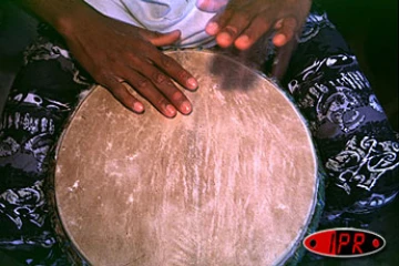 Joueur de roulèr, instrument traditionnel de la musique réunionnaise donnant son rythme au maloya