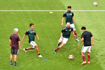 Les Mexicains à l'échauffement juste avant leur match contre le Brésil à Samara, le 2 juillet 2018