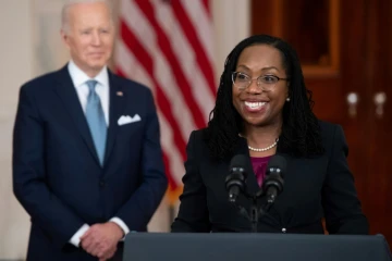 La juge Ketanji Brown Jackson avec le président Joe Biden à la Maison Blanche, le 25 février 2022