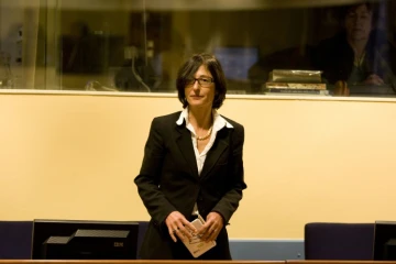 L'ancienne porte-parole du procureur du Tribunal pénal international pour l'ex-Yougoslavie (TPIY), la Française Florence Hartmann, le 27 octobre 2008 devant la  Cour internationale de Justice à la Haye