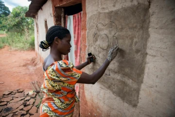 Une femme du village congolais de Makwacha peint avec de l'argile, le 13 Mai 2017