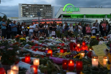 Des gens se recueillent près du centre commercial Olympia-Einkaufszentrum, en hommage aux victimes de la fusillade, le 24 juillet 2016 à Munich
