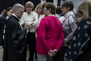 L'avocat des plaignants, Me Christophe Lèguevaques aux côtés de certains de ses clients, à Villeurbanne le 3 décembre 2018