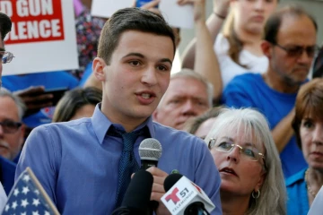 Cameron Kasky, élève du lycée Marjory Stoneman Douglas, lors d'une manifestation à Fort Lauderdale, en Floride, le 17 février 2018
