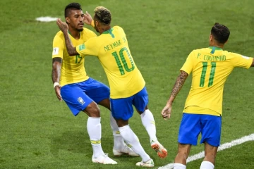 Le Brésilien Paulinho (c) félicité par Neymar et Philippe Coutinho, après son but contre la Serbie, le 27 juin 2018 à Moscou