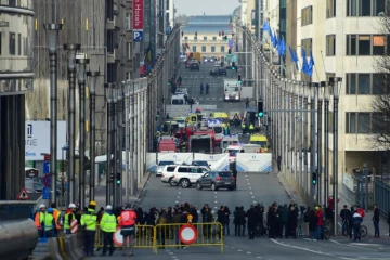 Un périmètre de sécurité a été installé le 22 mars 2016 près de la station de métro de Maalbeek à Bruxelles où une explosion a fait une dizaine de morts, selon un bilan provisoire
