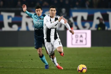 L'attaquant de la Juventus Cristiano Ronaldo devance le milieu de l'Atalanta Matteo Pessina, le 26 décembre 2018 à Bergame  