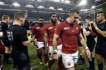 Les joueurs du XV de France quittent le terrain après leur  défaite contre les All Blacks en quarts de finale du Mondial, le 17 octobre 2015 à Cardiff