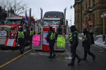 Des policiers patrouillent rue Wellington à Ottawa, le 16 février 2022