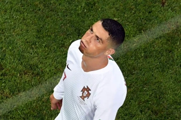 Le Portugais Cristiano Ronaldo anéanti après la défaite face à l'Uruguay en 8e de finale du Mondial le 30 juin 2018
