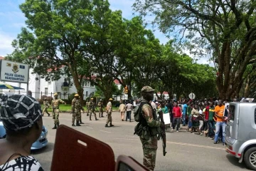 Des soldats zimbabwéens patrouillent devant les locaux de la police lors d'une manifestation à Harare, le 18 novembre 2017