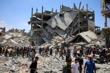 Des Palestiniens quittent le camp de réfugiés de Jabalia, dans le nord de la bande de Gaza, avec quelques affaires récupérées, après être revenus brièvement vérifier l'état de leurs maisons, le 30 mai 2024