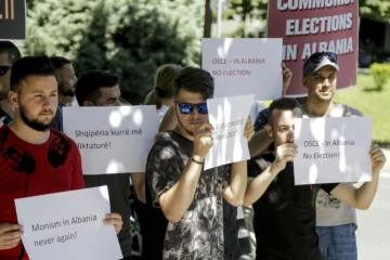 Manifestation de l'opposition devant un bureau de vote de Tirana le 30 juin 2019