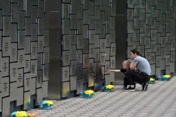 Devant un mémorial récemment inauguré à Boucha en Ukraine avec 501 plaques aux noms de civils tués par les forces russes pendant leur occupation de cette banlieue de Kiev, le 3 juillet 2023