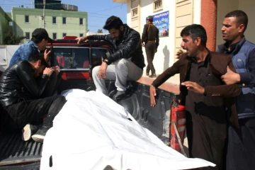Le corps d'une des victimes du naufrage qui a fait 100 morts à Mossoul en Irak arrive à la morgue, le 22 mars 2019