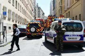 Un militaire français et une policière sur les lieux de l'arrestation à Marseille de deux suspects soupçonnés de préparer un attentat, le 18 avril 2017