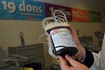 On est à moins de 15 jours de stock, 13 jours au jour d'aujourd'hui et si la situation ne s'améliore pas, il sera difficile de prendre en charge correctement les patients, affirme le président de l'EFS François Toujas