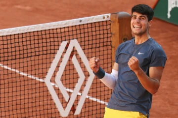 L'Espagnol Carlos Alcaraz vainqueur de l'Italien Jannik Sinner en demi-finale de Roland-Garros, le 7 juin 2024 à Paris  