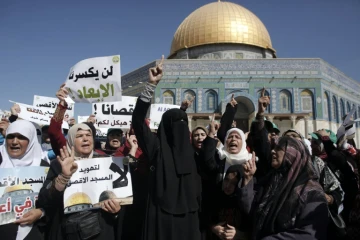 Des femmes palestiniennes manifestent le 27 septembre 2015 sur l'esplanade des Mosquées à Jérusalem 