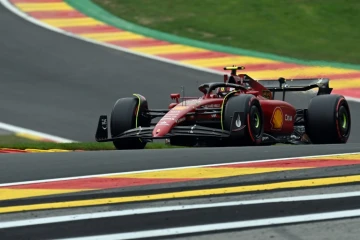 Carlos Sainz au volant de sa Ferrari en qualification pour le GP de Belgique à Spa-Francorchamps, le 27 août 2022 
