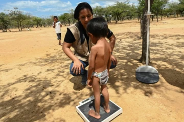 Le nutritionniste Nielcen Benitez mesure Wilmer Epieyu, un garçon indigène Wayuu de sept ans qui souffrait de malnutrition infantile, dans la communauté de Witka près de Manaure, en Colombie, le 24 février 2023