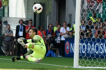 Le gardien de la Pologne Lukasz Fabianski lors de la séance des tirs au but à l'Euro face à la Suisse à Geoffroy-Guichard, le 25 juin 2016 