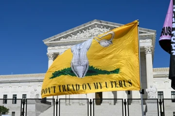 Un drapeau de défenseurs du droit à l'avortement devant la Cour suprême des Etats-Unis à Washington le 4 juin 2022