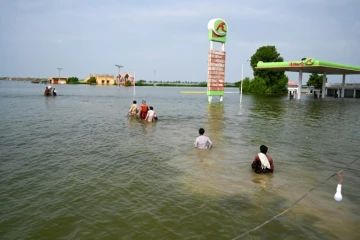 Des eaux en crue on submergé une station essence dans le district de Dadu, dans la province du Sindh, au Pakistan, le 7 septembre 2022