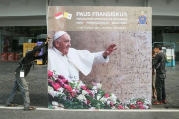 Des ouvriers installent le 3 septembre 2024 un panneau d'affichage pour la messe qui sera dirigée par le pape François au stade Gelora Bung Karno à Jakarta