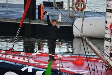 Yannick Bestaven (Maître Coq IV) salue ses proches avant le départ du Vendée Globe, aux Sables-d'Olonne, le 8 novembre 2020