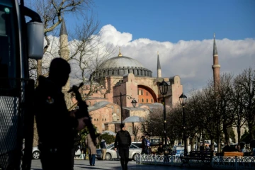 Un policier monte la garde sur le site de l'attaque d'Istanbul, le 14 janvier 2016