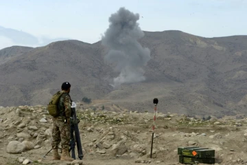 De la fumée dans la montagne après une attaque aérienne américaine lors d'une opération contre l'EI dans le district de Kot, province de Nangarhar, le 16 février 2017