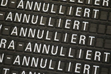 Le trafic aérien en Europe est très perturbé en raison de deux mouvements sociaux en France et en Allemagne qui paralysent plusieurs aéroports, comme l'indique ce panneau horaires à l'aéroport de Francfort-sur-le-Main (Allemagne) le 10 avril 2018
