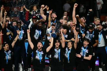 Les joueurs de Paris savourent leur trimphe dans l'Eurocoupe sur le parquet de la JL Bourg-en-Bresse, le 12 avril 2024 