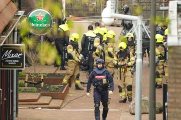 Des membres de la police et des services de secours mobilisés lors d'une prise d'otages le 30 mars 2024 à Ede aux Pays-Bas