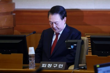 Le président sud-coréen Yoon Suk Yeol assiste à son procès en destitution devant la Cour constitutionnelle à Séoul, le 21 janvier 2025