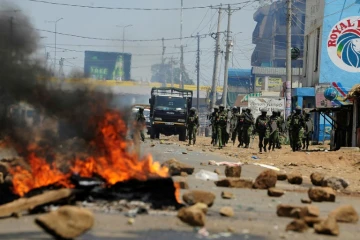 Des barricades brûlent à Kisumu, au Kenya, le 9 août 2017
