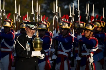Le policier portugais Antonio Leitao da Silva (g) porte l'urne où se trouve le coeur embaumé de Pierre Ier, premier empereur du Brésil, à Brasilia, le 23 août 2022