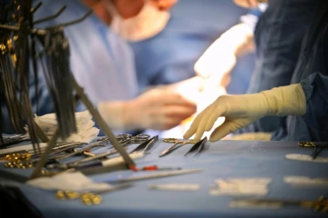 Un homme de 33 ans, brûlé sur la quasi-totalité du corps (95%) et condamné à mourir, a été sauvé grâce à la greffe de peau provenant de son frère jumeau, une première selon les médecins qui l'ont soigné